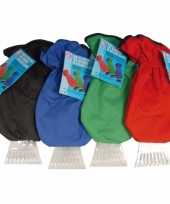 Ijskrabber met groene handschoen