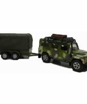 Militaire landrover met aanhangwagen